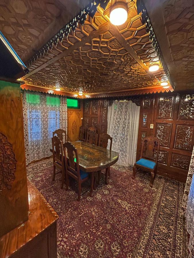 Exotic Young Shreen Houseboat Srīnagar المظهر الخارجي الصورة