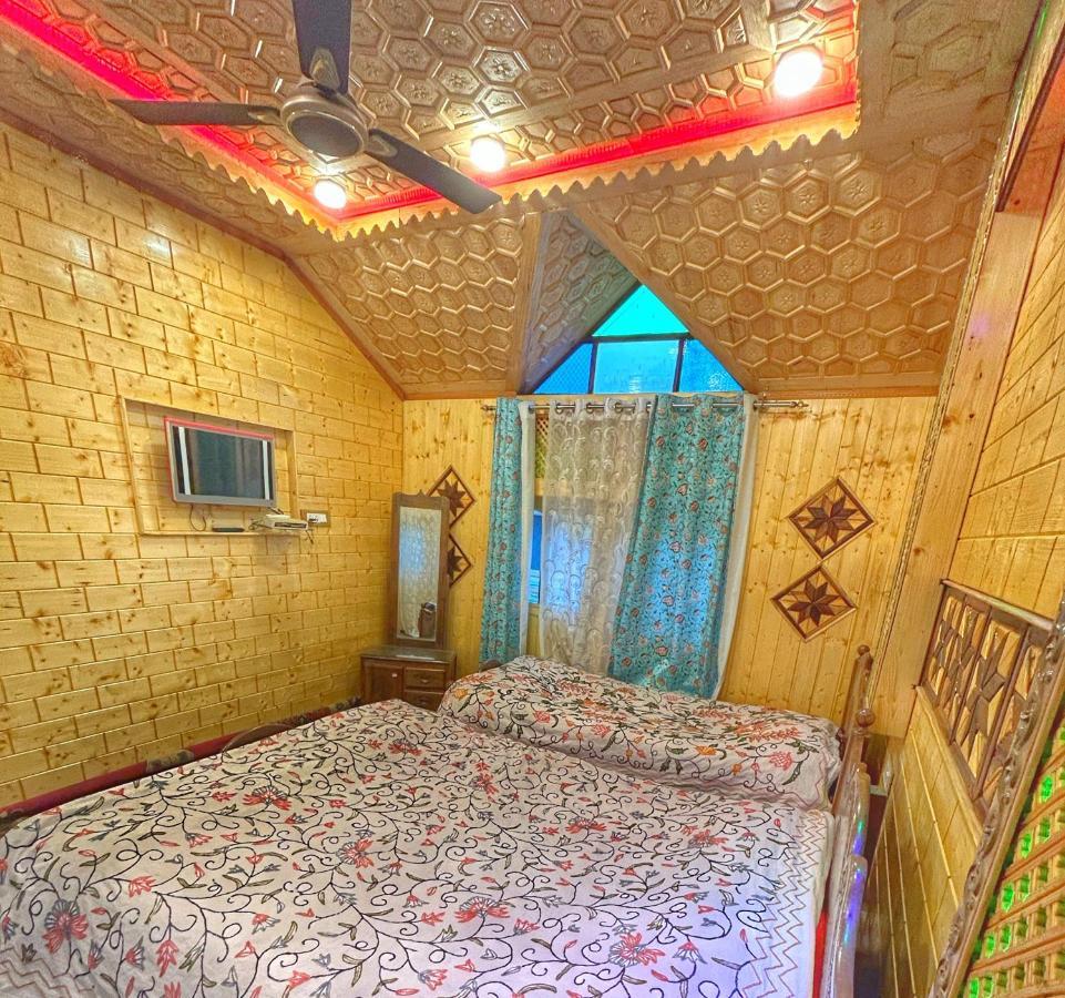 Exotic Young Shreen Houseboat Srīnagar المظهر الخارجي الصورة