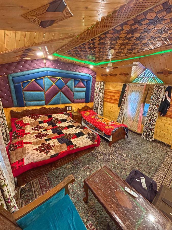 Exotic Young Shreen Houseboat Srīnagar المظهر الخارجي الصورة